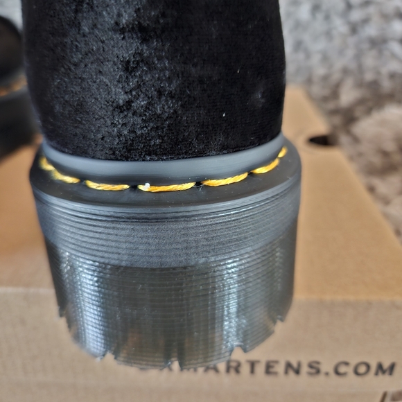 Woman's Boots Dr. Martens Vegan Devon Velvet Platform Boots - Picture 14 of 16